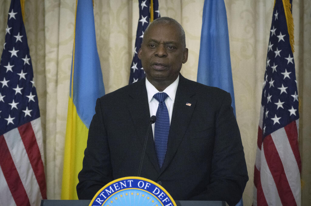 KK9 Kyjev - Americký minister obrany Lloyd Austin počas prejavu na Diplomatickej akadémii Ukrajiny 21. októbra 2024 v Kyjeve.  Spojené štáty dodajú Ukrajine ďalší balík vojenskej pomoci v hodnote 400 miliónov dolárov (368,5 milióna eur) zahŕňajúci muníciu, obrnené vozidlá a protitankové zbrane. FOTO TASR/AP
US Secretary of Defence Lloyd Austin makes a speech at Diplomatic Academy of Ukraine in Kyiv, Ukraine, Monday, Oct. 21, 2024. (AP Photo/Efrem Lukatsky)