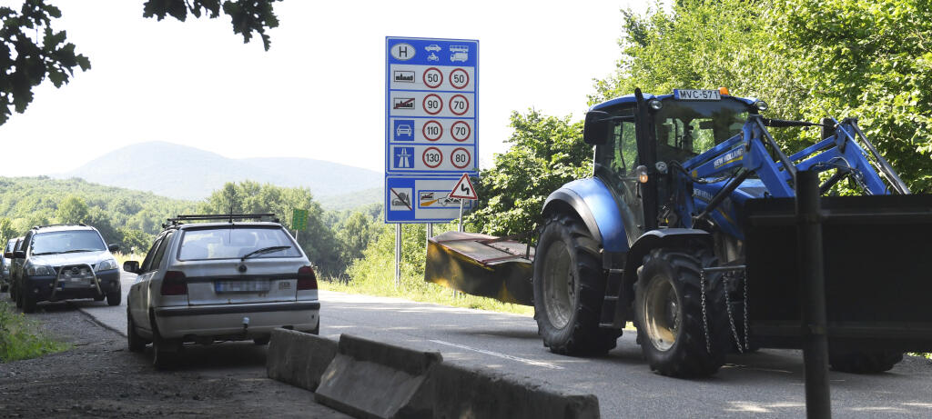 Na snímke otvorený malý hraničný priechod Skároš – Hollóháza v okrese Košice – okolie o 10.00 hod. 6. júla 2021, ktorý podľa avizovania už mal byť uzatvorený. FOTO TASR – František Iván