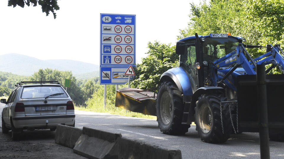 Na snímke otvorený malý hraničný priechod Skároš – Hollóháza v okrese Košice – okolie o 10.00 hod. 6. júla 2021, ktorý podľa avizovania už mal byť uzatvorený. FOTO TASR – František Iván