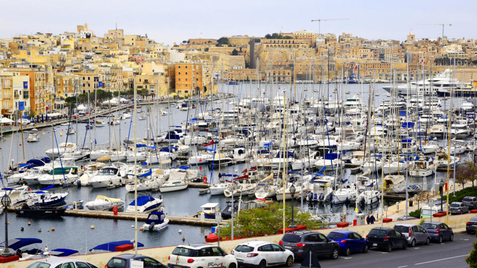 More lodí. V zátoke Birgu neďaleko pevnosti Sant‘Anġlu.