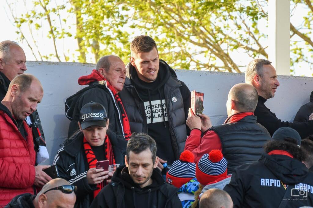 Mnohí ostali v miernom šoku, keď sa Škrtel objavil v sektore s fanúšikmi „bílich andelov“ a fandil spolu s nimi.