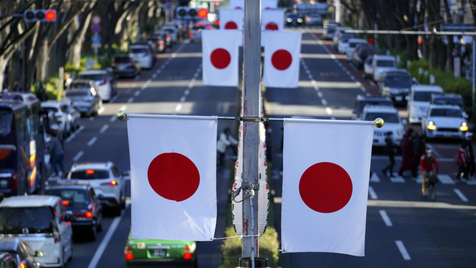 EBE 31 Tokio - Japonské vlajky vyvesené pozdĺž nákupnej ulice počas novoročných sviatkov v utorok 3. januára 2023 v Tokiu. FOTO TASR/AP
Japanese flags are displayed along a shopping street during the Year of the Rabbit New Year holidays Tuesday, Jan. 3, 2023, in Tokyo. (AP Photo/Eugene Hoshiko)