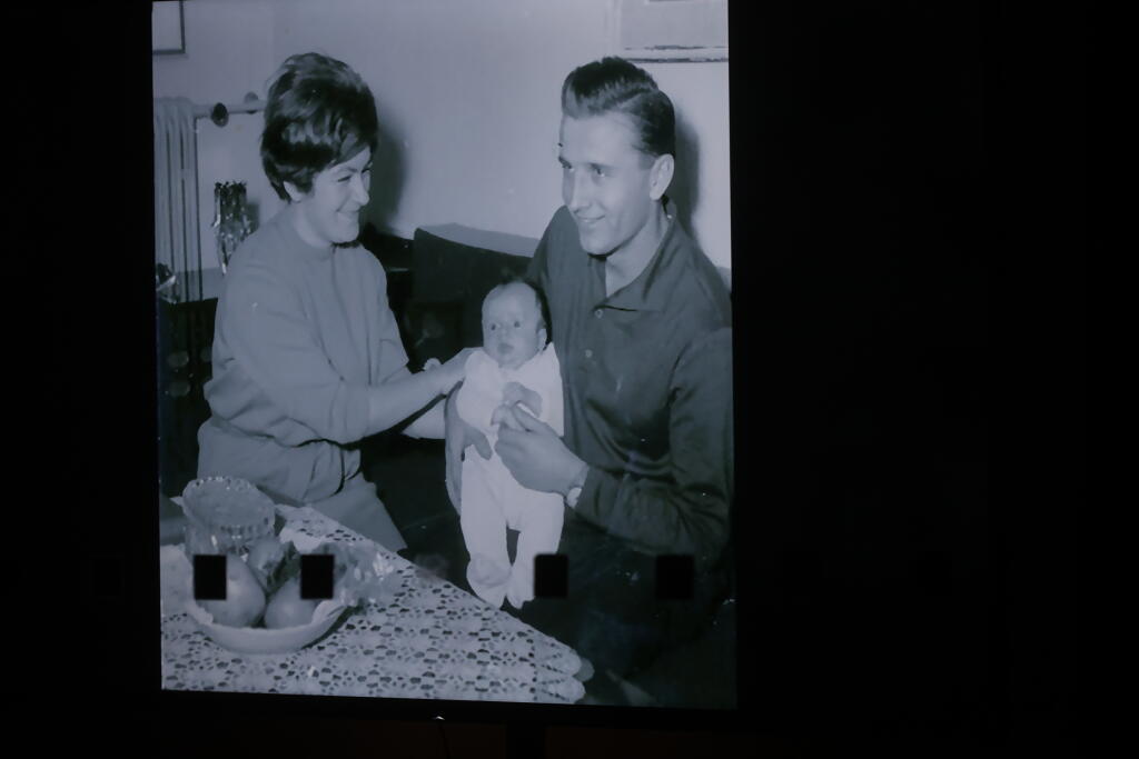 Na obrazovke vo vestibule sa premietali staré fotografie Jozefa Vengloša.
