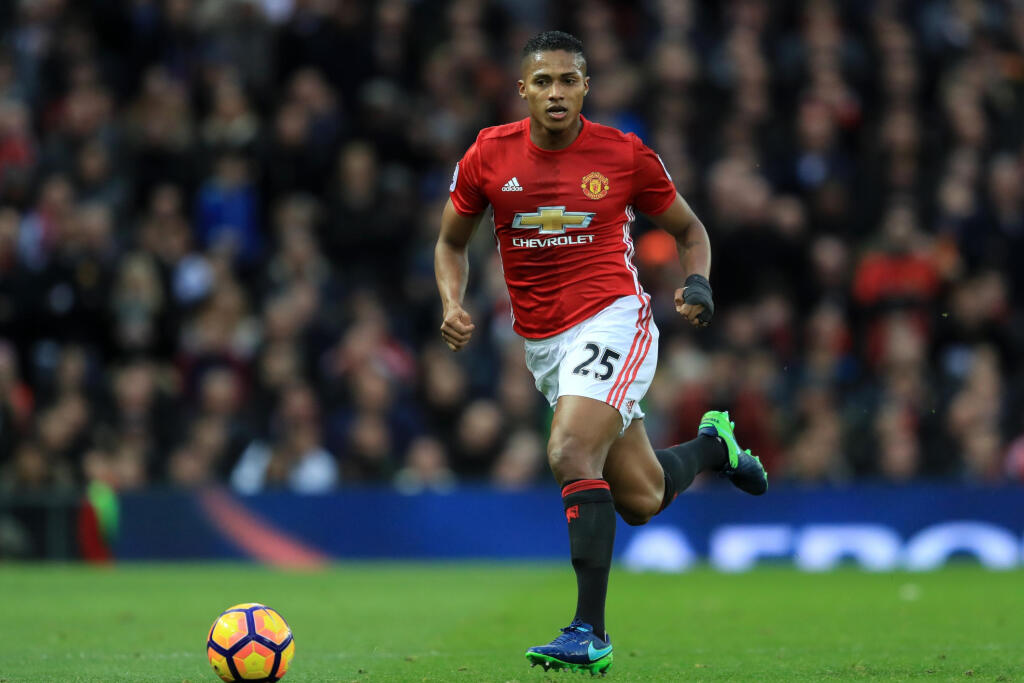 Mnohí fanúšikovia Manchestru United by radi v zostave Garyho Nevilla na pravej strane obrany videli Antonia Valenciu. Ten hral na Old Trafforde od roku 2009 do roku 2019 a v 241 zápasoch dal 17 gólov.