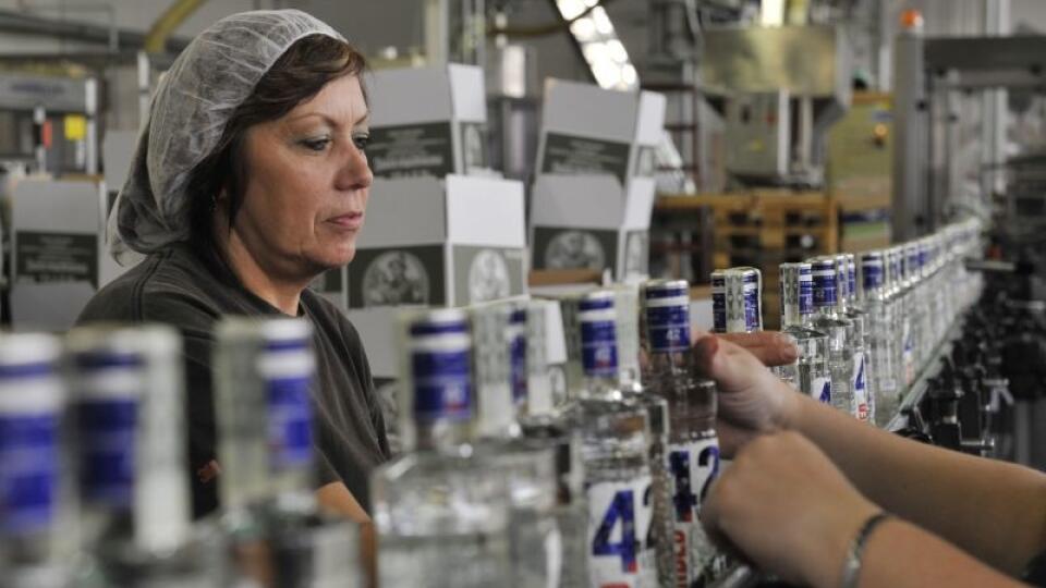 Druhá najväčšia likérka v Česku obnovila svoju výrobu tvrdého alkoholu.