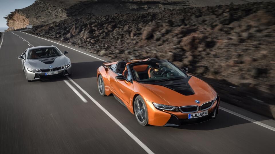 i8 Roadster v popredí