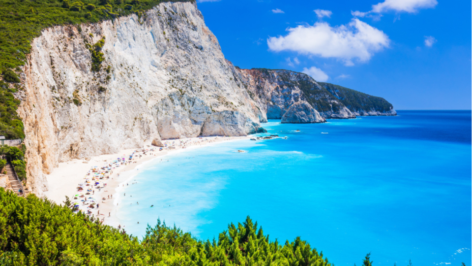Pokojná Lefkada láka turistov vďaka nádherným scenériám i nepremršteným cenám.