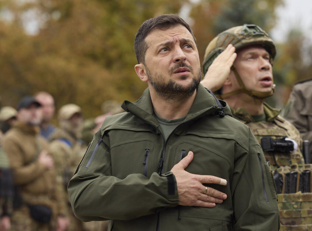 Ukrajinský prezident Volodymyr Zelenskyj spieva hymnu počas návštevy mesta Izium v Charkovskej oblasti na východe Ukrajiny, ktoré ukrajinské sily nedávno oslobodili spod ruskej okupácie v stredu 14. septembra 2022.