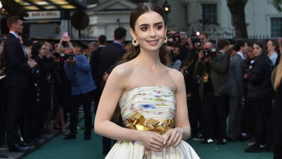 Lily Collinsová: Londýnska premiéra filmu Tolkien.