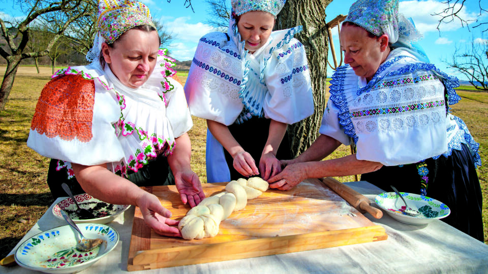 Členky folklórneho súboru Detva pripravujú tradičný koláč.