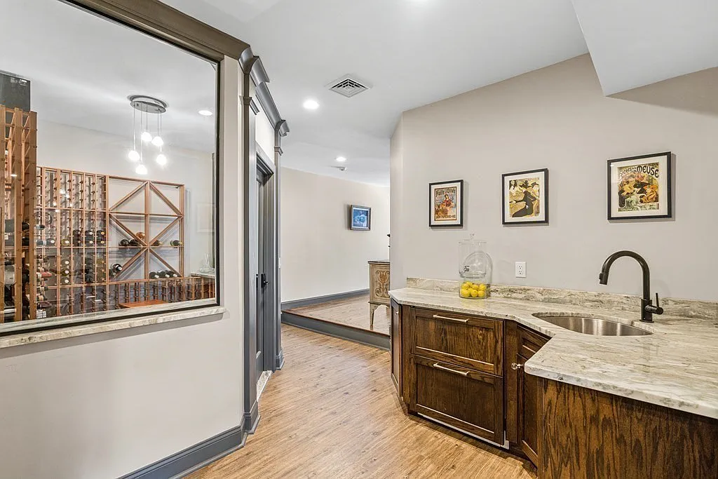 Podľa webu truepeoplesearch.com Zdeno aj jeho manželka bývajú v meste Weston západne od Bostonu. Luxusná vila vo vychytenej štvrti podľa realitného portálu zillow.com má hodnotu 4 milióny dolárov.