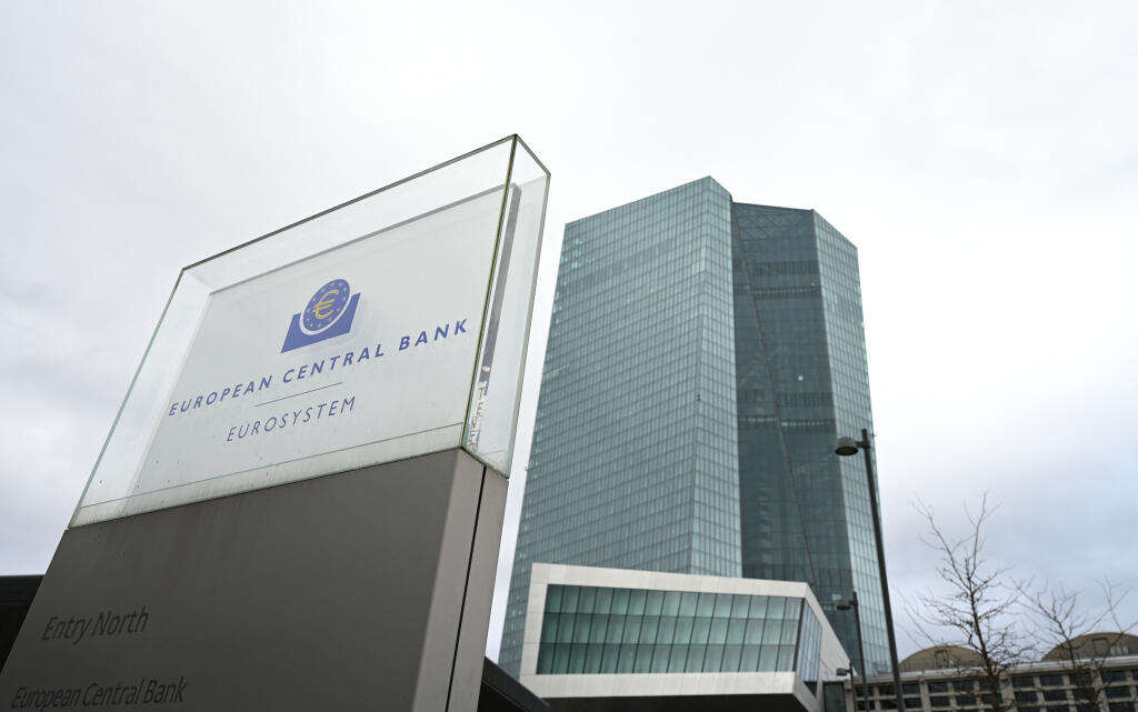 KK28 Frankfurt nad mohanom - Na snímke tabuľa pred sídlom Európskej centrálnej banky 2. februára 2023 vo Frankfurte nad Mohanom. Európska centrálna banka (ECB) v súlade s očakávaniami sprísnila menovú politiku. Rada guvernérov zvýšila úrokové sadzby o 50 bázických bodov. FOTO TASR/DPA
02.02.2023, Hessen, Frankfurt/Main: Eine Stele mit der Inschrift «European Central Bank Eurosystem» steht vor der Zentrale der Europäischen Zentralbank (EZB). Europas oberste Währungshüter entscheiden auf ihrer tur