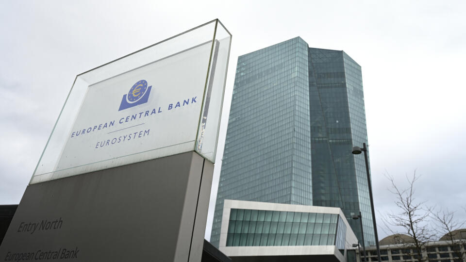KK28 Frankfurt nad mohanom - Na snímke tabuľa pred sídlom Európskej centrálnej banky 2. februára 2023 vo Frankfurte nad Mohanom. Európska centrálna banka (ECB) v súlade s očakávaniami sprísnila menovú politiku. Rada guvernérov zvýšila úrokové sadzby o 50 bázických bodov. FOTO TASR/DPA
02.02.2023, Hessen, Frankfurt/Main: Eine Stele mit der Inschrift «European Central Bank Eurosystem» steht vor der Zentrale der Europäischen Zentralbank (EZB). Europas oberste Währungshüter entscheiden auf ihrer tur
