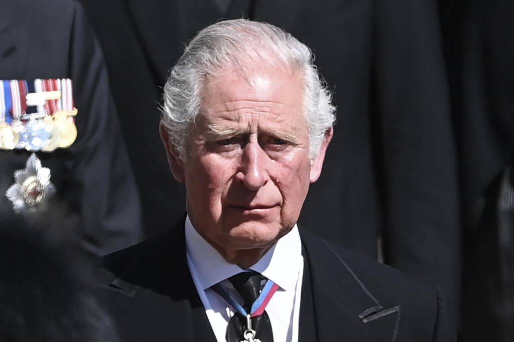 JB 81 Windsor - Britský princ Charles sprevádza rakvu s telesnými pozostatkami britského princa Philipa pri prechádzaní okolo veže Round Tower počas pohrebu britského princa Philipa, manžela britskej kráľovnej Alžbety II., ktorý zomrel minulý piatok vo veku 99 rokov, v areáli Windsorského zámku vo Windsore 17. apríla 2021. Philipovo telo previezli zo súkromnej kaplnky pred vchod hradného areálu na špeciálne upravenom Land Roveri, ktorý pomohol navrhnúť sám princ. Odtiaľ sa začne čestný osemminút