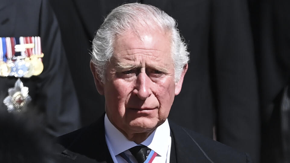 JB 81 Windsor - Britský princ Charles sprevádza rakvu s telesnými pozostatkami britského princa Philipa pri prechádzaní okolo veže Round Tower počas pohrebu britského princa Philipa, manžela britskej kráľovnej Alžbety II., ktorý zomrel minulý piatok vo veku 99 rokov, v areáli Windsorského zámku vo Windsore 17. apríla 2021. Philipovo telo previezli zo súkromnej kaplnky pred vchod hradného areálu na špeciálne upravenom Land Roveri, ktorý pomohol navrhnúť sám princ. Odtiaľ sa začne čestný osemminút