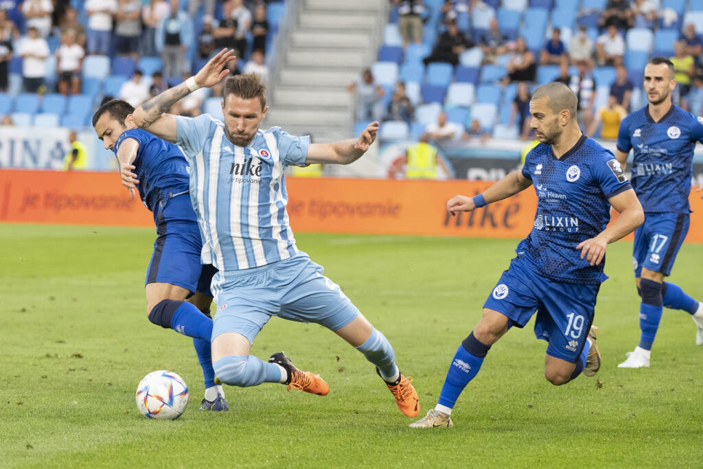 Na snímke uprostred Jaromír Zmrhal (Slovan), vpravo Sandro Altunašvili a vľavo Irakli Bidzinašvili (obaja Batumi) v prvom stretnutí 1. predkola Ligy majstrov ŠK Slovan Bratislava - Dinamo Batumi 6. júla 2022 v Bratislave. FOTO TASR - Pavel Neubauer