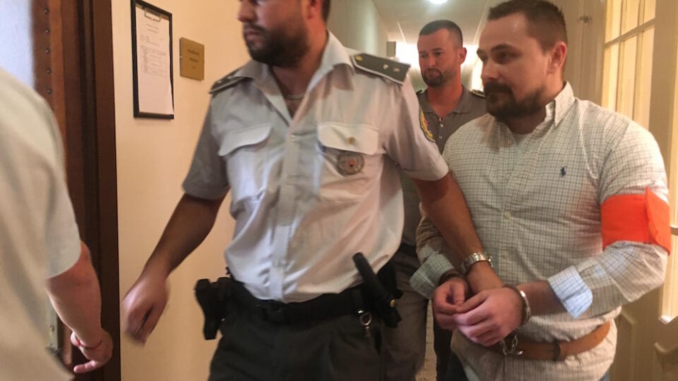 Vladimír Hrustič (37) dostal 7 rokov za to, že v opitosti šiel po hádke domov po pištoľ a strelil Petrovi Mertenovi (38) do krku. Prerušil mu miechu, takmer zomrel a zostal pripútaný na invalidný vozík.