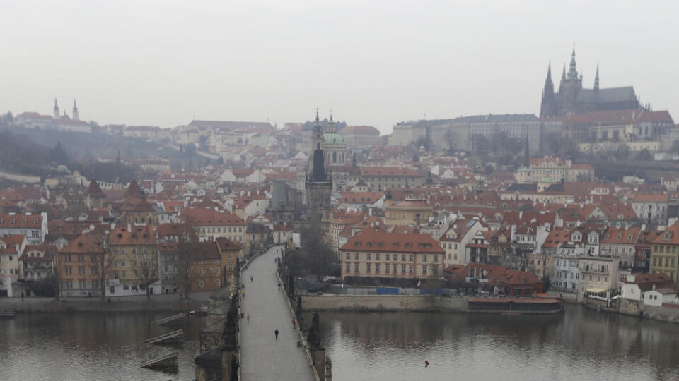 Praha - Takmer prázdny Karlov most v Prahe v piatok 20. marca 2020. Český premiér Andrej Babiš rokoval v piatok na zámku v Lánoch s prezidentom Milošom Zemanom. Témou schôdzky bola pandémia koronavírusu, lídri sa po stretnutí nechali vyfotografovať v rúškach. Česká republika v piatok večer potvrdila 833 prípadov nákazy koronavírusom SARS-CoV-2 po tom, ako v priebehu piatku pribudlo 68 pacientov. V ČR doteraz vykonali viac ako 11.600 testov a štyria ľudia sa z nákazy vyliečili.