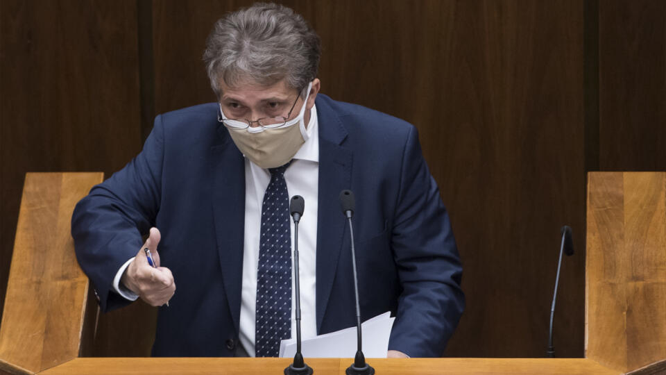 Na snímke poslanec parlamentu SR Ľubomír Petrák (SMER-SD) počas rokovania 8. schôdze Národnej rady SR 3. júna 2020 v Bratislave. FOTO TASR - Martin Baumann