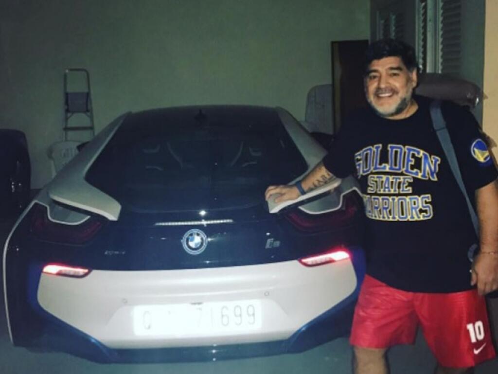 Toto BMW i8 za 145-tisíc eur parkoval Maradona v Dubaji.