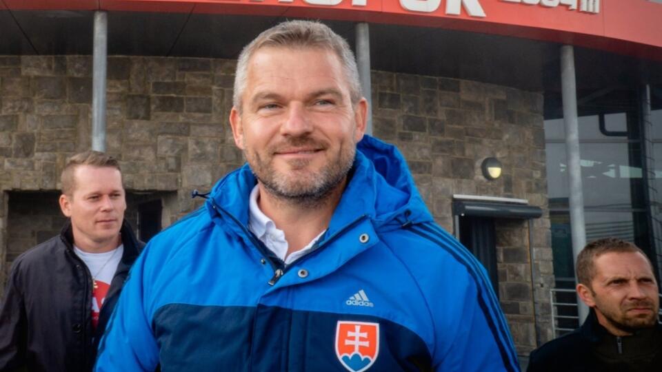 Líder strany Hlas - sociálna demokracia Peter Pellegrini zakladal počas leta svoju novú stranu a aj tomu prispôsobil svoj program. Napriek tomu vybehol na jednu z krás Slovenska: „Navštívili Oravu a Liptov, kde srdeční ľudia vytvorili skvelú atmosféru. Podpisy pre HLAS sme zbierali aj na najvyššom bode Pelletónu - na Chopku.“