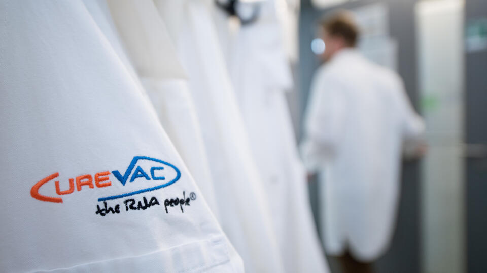 WA 14 archív Tübingen - Na archívnej snímke z 24. februára 2020 výskumný pracovník kráča okolo plášta s logom nemeckej biofarmaceutickej výskumnej spoločnosti CureVac v nemeckom meste Tübingen. Európska komisia (EK) v utorok oznámila, že poskytla nemeckej biofarmaceutickej výskumnej spoločnosti CureVac finančnú podporu vo výške 80 miliónov eur na rozšírenie vývoja a výroby vakcíny proti novému typu koronavírusu. Spoločnosť CureVac so sídlom v Tübingene v Nemecku je vysoko inovatívna vývojová fir