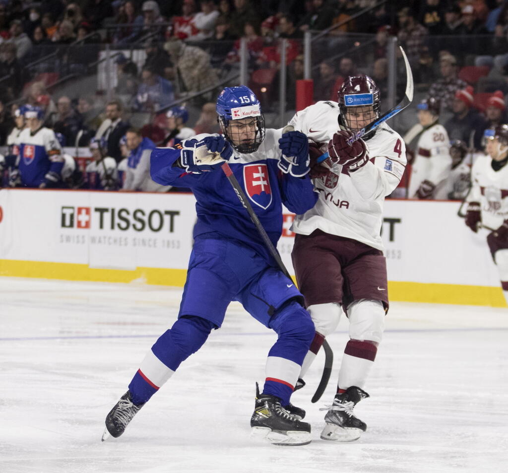 EBE 29 Moncton - Na snímke vľavo slovenský center Dalibor Dvorský, vpravo lotyšský hráč Niks Fenenko v zápase B-skupiny hokejových MS hráčov do 20 rokov Slovensko - Lotyšsko v kanadskom meste Moncton 30. decembra 2022. FOTO TASR/AP
Slovakia's Dalibor Dvorsky (15) and Latvia's Niks Fenenko collide during the first period at the world junior hockey championships in Moncton, New Brunswick, on Friday, Dec. 30, 2022. (Ron Ward/The Canadian Press via AP)