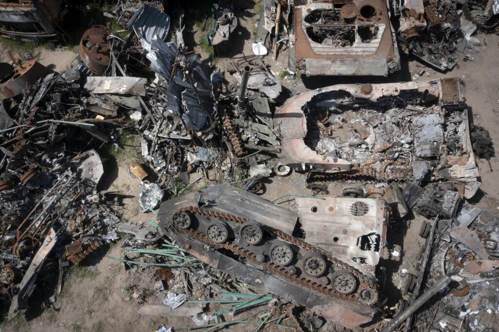JB 31 Buča - Vraky zničených ruských vojenských vozidiel ležia na smetisku v meste Buča na predmestí  Kyjeva 10. mája 2022. FOTO TASR/AP

Destroyed Russian military vehicles lie in a garbage dump in Bucha, on the outskirts of Kyiv, Ukraine, Tuesday, May 10, 2022. (AP Photo/Efrem Lukatsky)