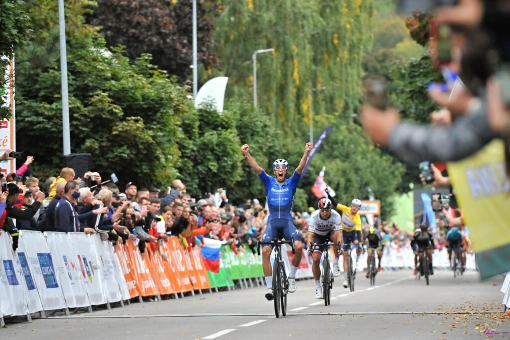 Na snímke vľavo nemecký cyklista Jannik Steimle (Deceuninck-QuickStep) víťazí, napravo za ním Slovák Peter Sagan (Bora-Hansgrohe) v 2. etape 65. ročníka Medzinárodných cyklistických pretekov Okolo Slovenska v Dolnom Kubíne 17. septembra 2021.