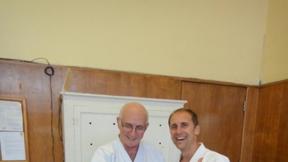 Róbert Končal sa odfotil aj so svojím učiteľom karate z Anglicka Senseiom Lipinským.