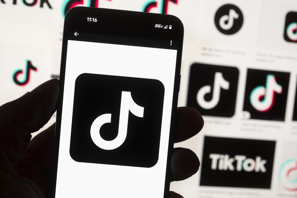 KK4 archív Boston - Na archívnej snímke z 14. októbra 2022 logo sociálnej siete TikTok na telefóne. Biely dom nariadil v pondelok 27. februára 2023 z bezpečnostných dôvodov všetkým americkým federálnym úradom, aby do 30 dní odstránili aplikáciu čínskej sociálnej siete TikTok zo všetkých vládnych zariadení. FOTO TASR/AP
FILE - The TikTok logo is seen on a cell phone on Oct. 14, 2022, in Boston. The White House is giving all federal agencies 30 days to wipe TikTok off all government devices, as th