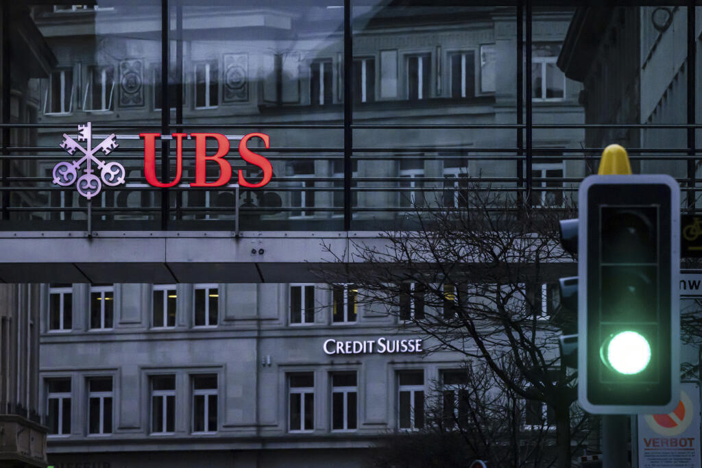 KK24 archív Zürich - Na archívnej snímke z 19. marca 2023 zelená farba svieti na semafore pred logami najväčšej švajčiarskej banky UBS a druhej najväčšej švajčiarskej banky Credit Suisse v Zürichu.  Švajčiarska banka UBS očakáva, že v 2. štvrťroku dokončí prevzatie konkurenta Credit Suisse. Spoločnosť zároveň v utorok oznámila, že v 1. kvartáli dosiahla čistý zisk vo výške jednej miliardy dolárov (909 miliónov eur). FOTO TASR/AP
FILE - A traffic light signals green in front of the logos of the S
