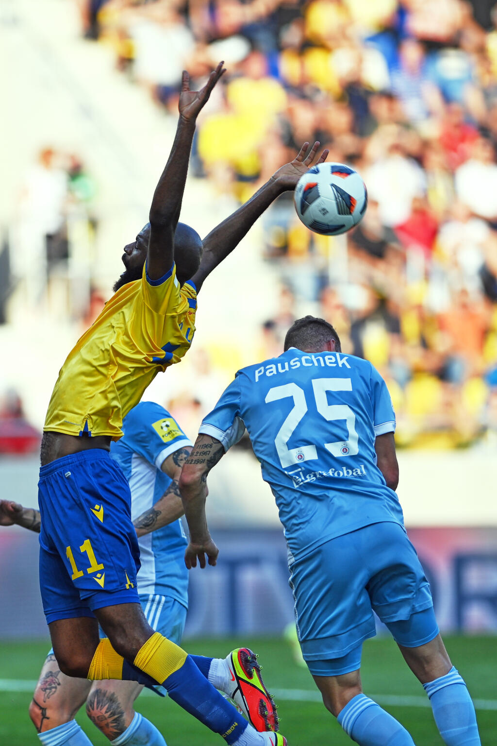 Na snímke sprava futbalista Lukáš Pauschek (Slovan) a Didier Lamkel Zé (DAC) počas zápasu 7. kola futbalovej Fortuna ligy FC DAC 1904 Dunajská Streda - ŠK Slovan Bratislava 12. septembra 2021 v Dunajskej Strede. FOTO TASR - Edmund Örzsik