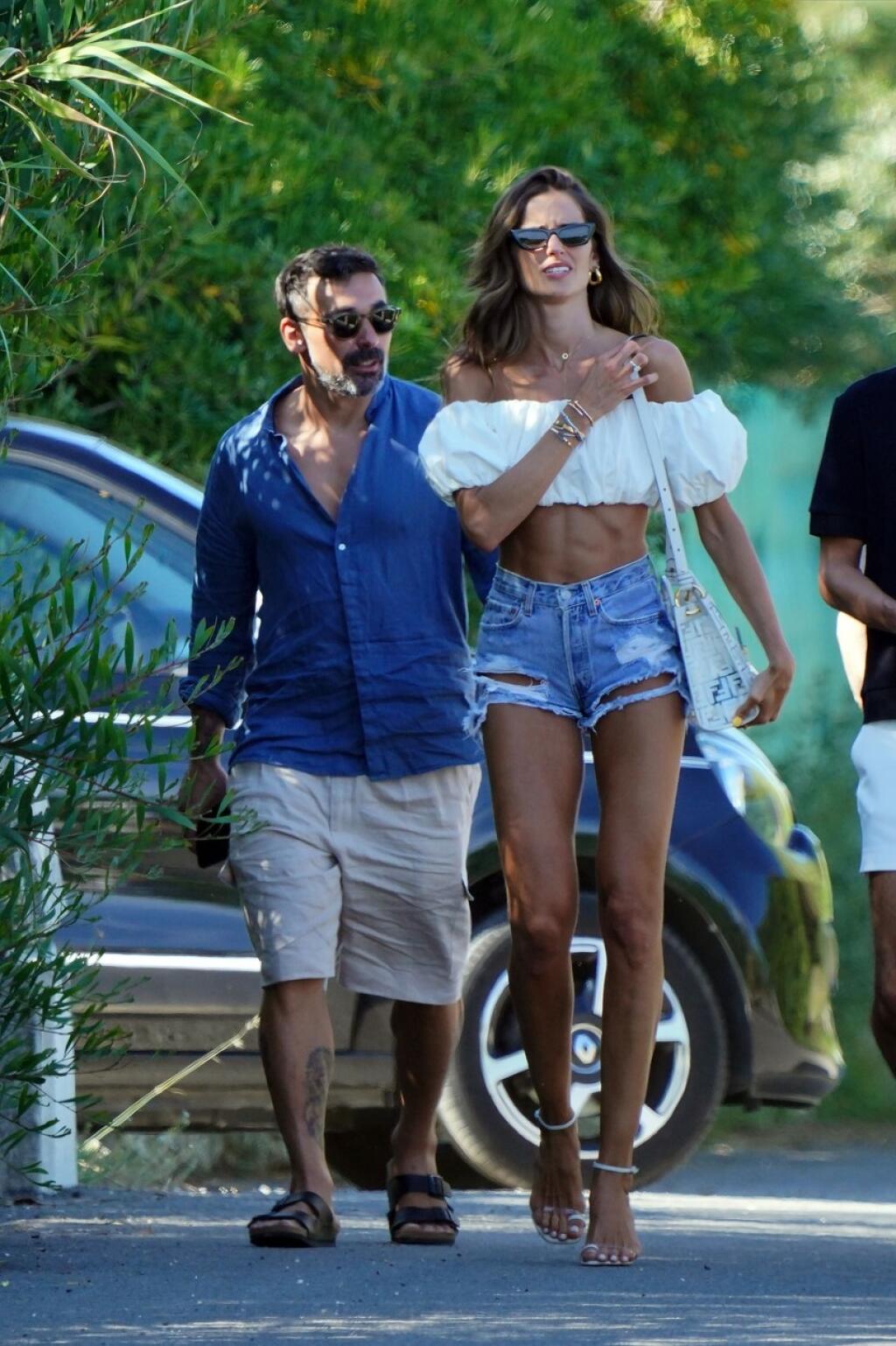 O Izabel Goulart sa v St. Tropez obšmieta Ezequiel Lavezzi.