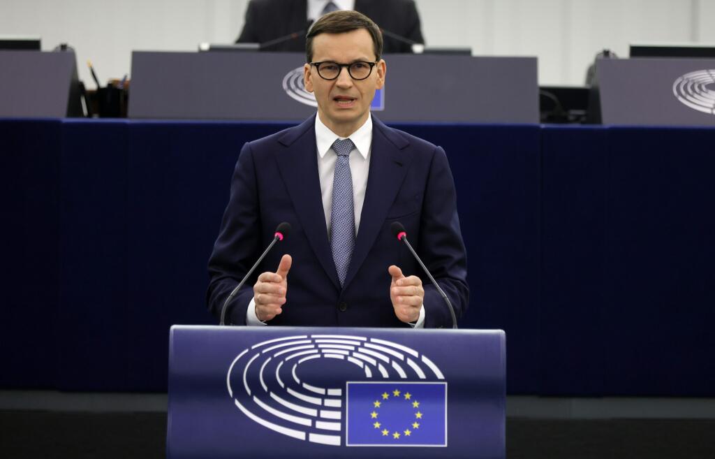 JB 18 Štrasburg - Poľský premiér Mateusz Morawiecki počas prejavu na plenárnom zasadnutí Európskeho parlamentu v Štrasburgu 19. októbra 2021. Európska komisia (EK) odpovie na rozhodnutie poľského Ústavného súdu, ktorý neuznal nadradenosť legislatívy EÚ nad národným právom. Uviedla to v utorok v Štrasburgu predsedníčka EK Ursula von der Leyenová pred poslancami Európskeho parlamentu (EP) a poľským premiérom Mateuszom Morawieckim.       Šéfka exekutívy EÚ zdôraznila, že nedovolí, aby boli ohrozené