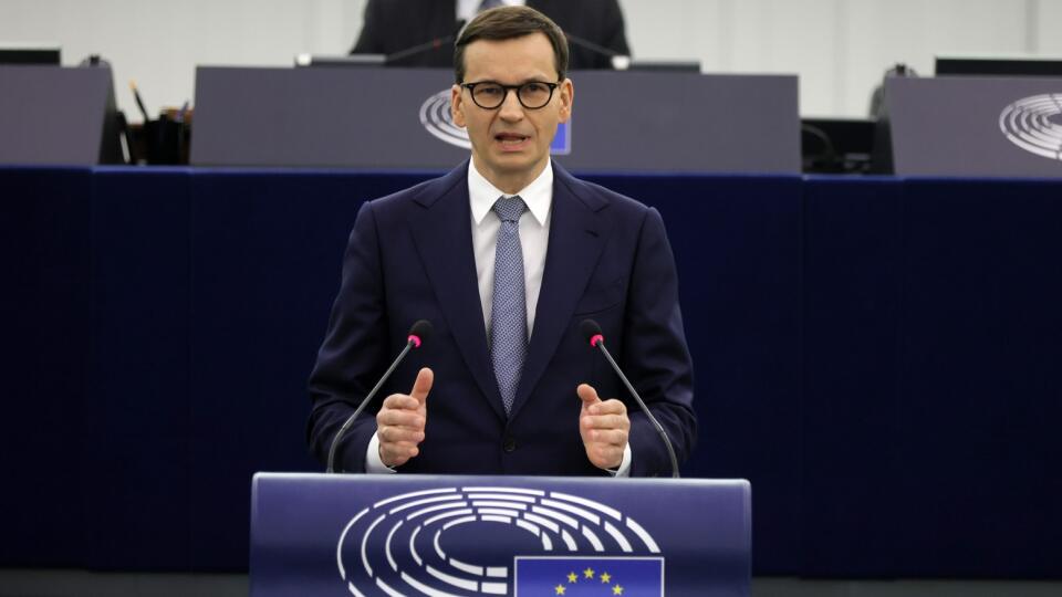 JB 18 Strasburg – Premier Polski Mateusz Morawiecki przemawia podczas sesji plenarnej Parlamentu Europejskiego w Strasburgu 19 października 2021 r. Komisja Europejska (KE) odpowie na orzeczenie polskiego Trybunału Konstytucyjnego nieuznające praworządności UE na prawie krajowym.  Tak powiedziała we wtorek w Strasburgu przewodnicząca KE Ursula von der Leyen przed eurodeputowanymi i polskim premierem Mateuszem Morawieckim.  Dyrektor naczelny UE podkreślił, że nie pozwoli im narażać się na niebezpieczeństwo