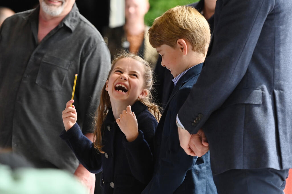 Princezná Charlotte a princ George počas svojho prvého oficiálneho podujatia mimo Londýna v Cardiffe.