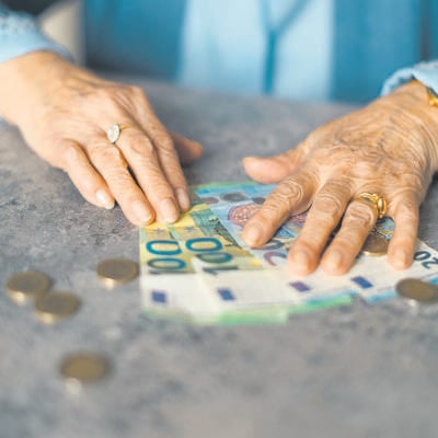 Slovenskí seniori si tento rok prilepšia minimálne o 300 eur! Novelu zákona odobril parlament