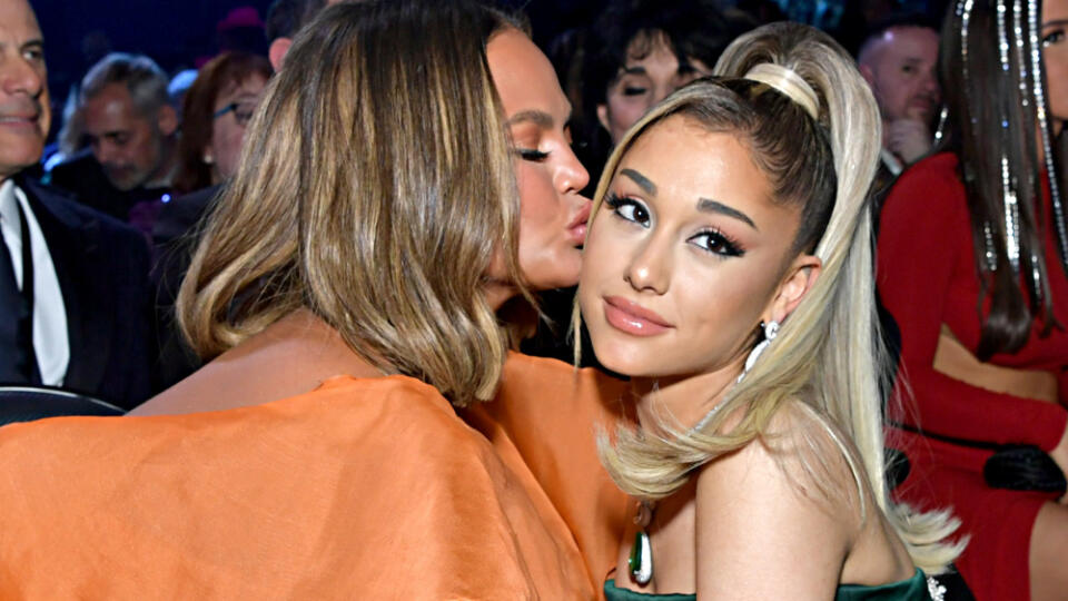 Chrissy Teigen a Ariana Grande, Grammy 2020