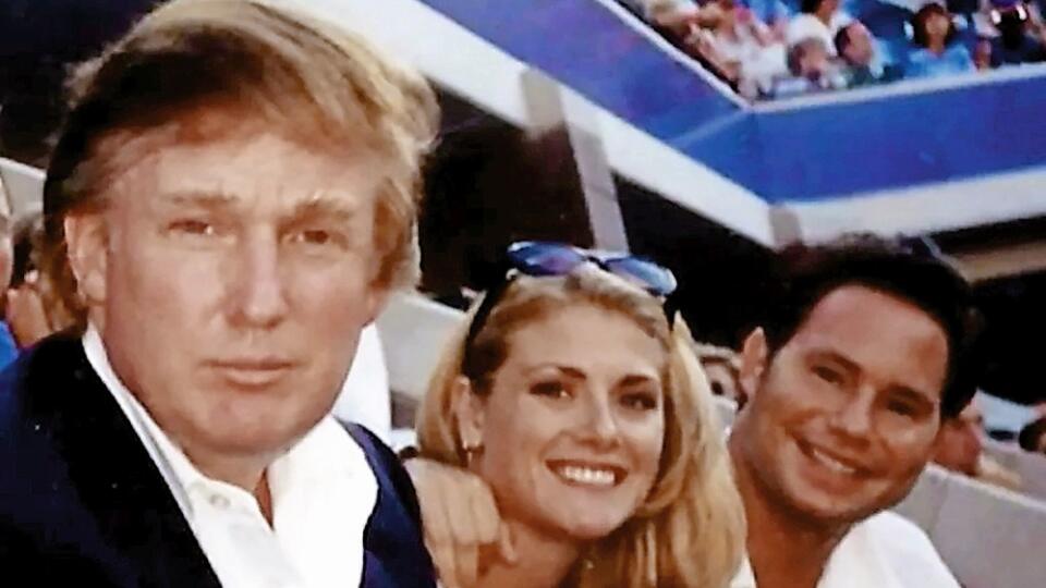 SPOLOČNE VO VIP LÓŽI Amy, Jason a Trump počas turnaja US Open v septembri 1997. Na pohľad sa zdá všetko v poriadku.