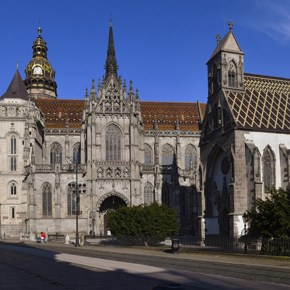 Na snímke Dóm sv. Alžbety na Hlavnej ulici, vpravo Kaplnka sv. Michala v Košiciach 10. novembra 2020. FOTO TASR – Milan Kapusta