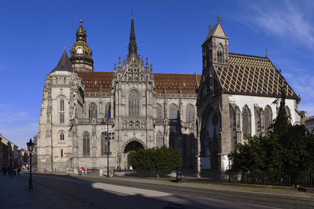 Na snímke Dóm sv. Alžbety na Hlavnej ulici, vpravo Kaplnka sv. Michala v Košiciach 10. novembra 2020. FOTO TASR – Milan Kapusta