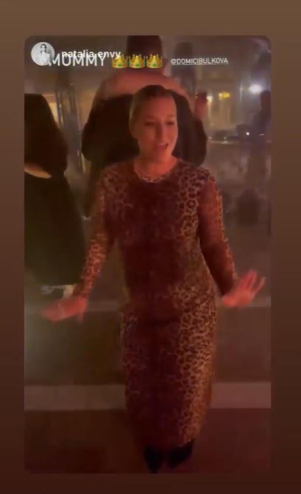 Dominika ukázala bruško prvýkrát na verejnosti počas párty v Taliansku. Poriadne sa tam vyšantila.