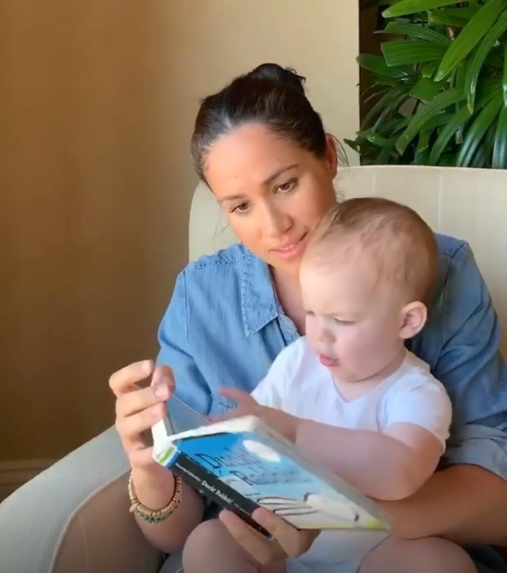 Vojvodkyňa Meghan čítala svojmu synovi Archiemu príbeh z detskej knihy. Video, ktoré zhotovil princ Harry, následne zverejnila britská charitatívna organizácia, ktorú chceli slávni manželia takýmto spôsobom podporiť.