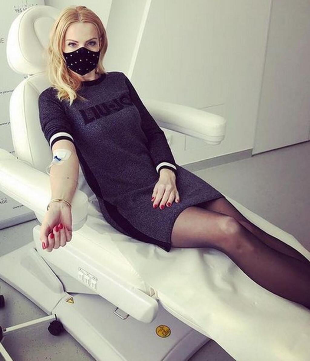 Marianna Ďurianová si nechala posilniť imunitu infúznou terapiou s vitamínom C. V minišatách s čiernymi silonkami a ladiacim rúškom jej to veľmi pristalo.