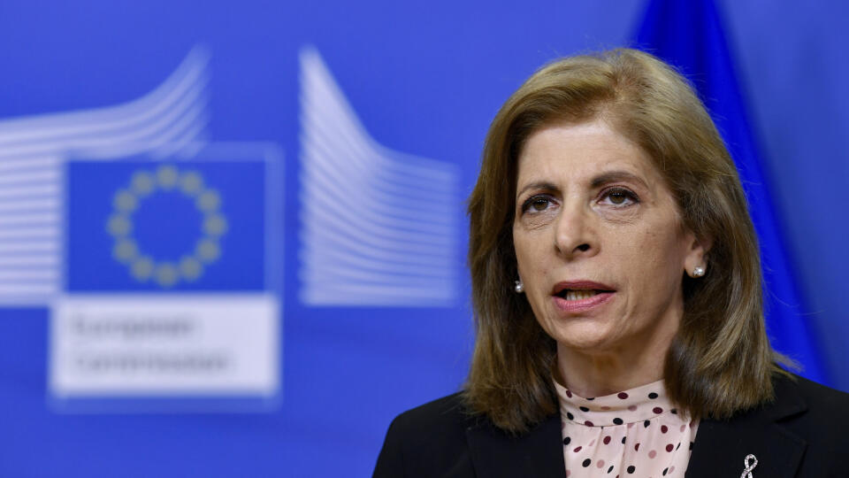 EBE 12 Brusel - Eurokomisárka pre zdravie Stella Kyriakidisová počas vyhlásenia pre média v Bruseli 25. januára 2021. Európska únia farmaceutický gigant AstraZeneca obvinila z nedodania dávok potrebného počtu vakcín proti koronavírusu. FOTO TASR/AP
European Commissioner in charge of Health Stella Kyriakides gives a statement at the European Commission headquarters in Brussels, Monday, Jan. 25, 2021. The European Union lashed out Monday at the pharmaceutical giant AstraZeneca, accusing the compa