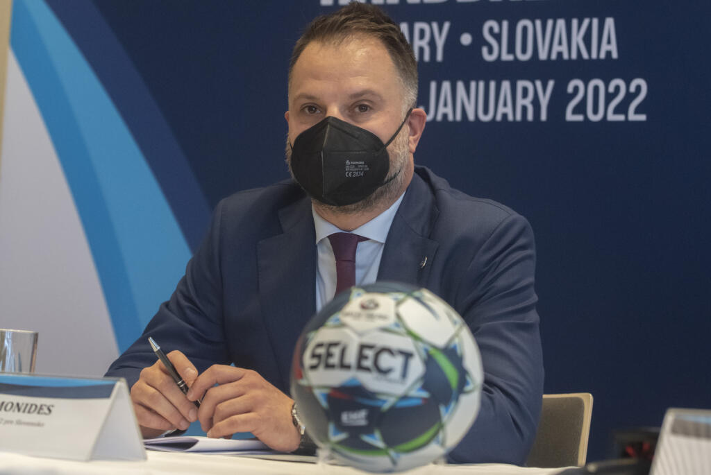 Na snímke predseda organizačného výboru ME 2022 na Slovensku Martin Simonides počas tlačovej konferencie Slovenského zväzu hádzanej (SZH) k predstaveniu medailí na majstrovstvá Európy v hádzanej mužov EHF EURO 2022, 24. novembra 2021 v Bratislave. Šampionát sa uskutoční od 13. do 30. januára 2022 na Slovensku a v Maďarsku. FOTO TASR – Martin Baumann