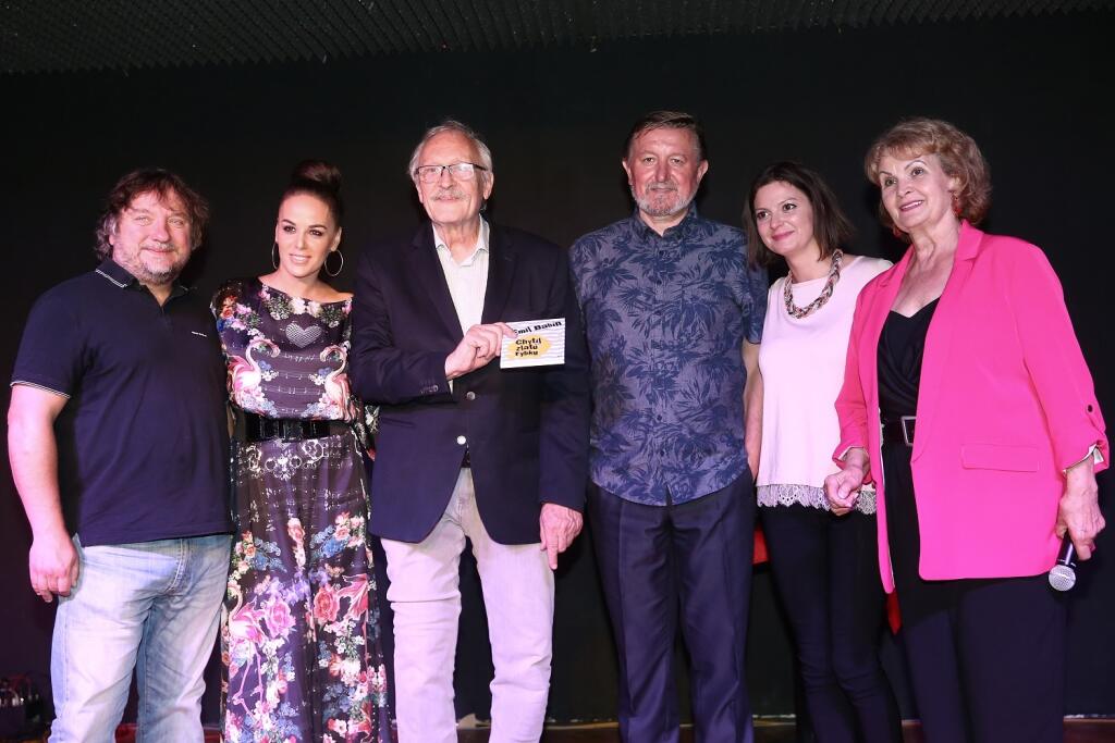 S Braňom Bystrianskym, Karin Haydu, Lujzou Garajovou Schramekovou a Gizkou Oňovou na krste knižky aforizmov Emila Babína Chytil zlatú rybku.