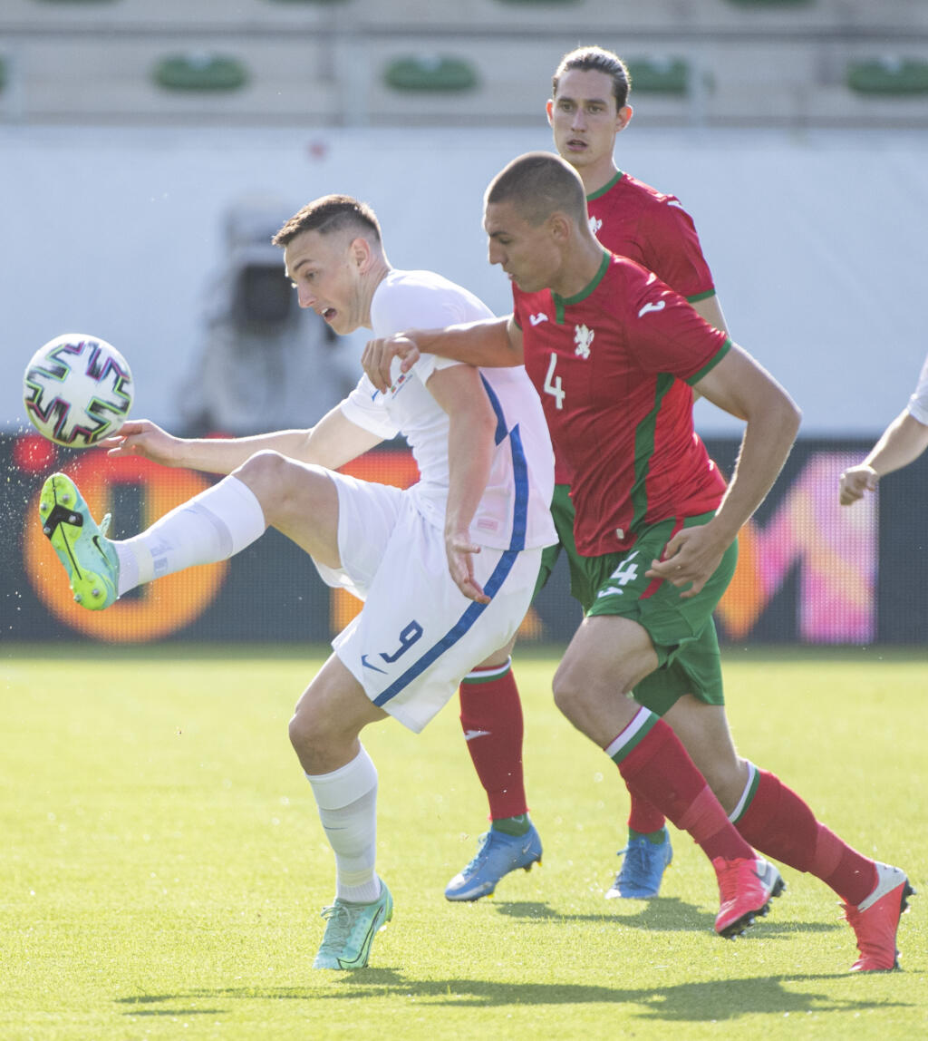 Na snímke vľavo Robert Boženík (Slovensko) a vpravo Valentin Antov (Bulharsko) v prípravnom zápase pred EURO 2020 vo futbale Slovensko – Bulharsko v rakúskom meste Ried im Innkreis v utorok 1. júna 2021. FOTO TASR – Martin Baumann
