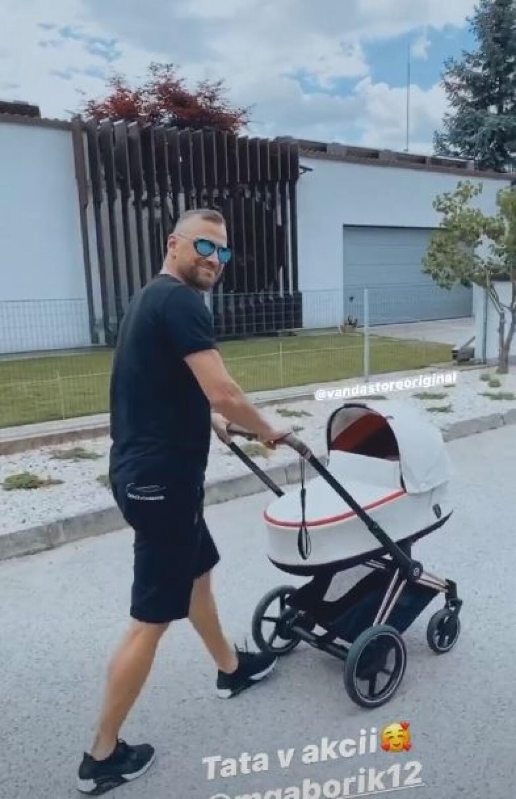 Slovenský hokejista Marián Gáborík sa kočíkovania dcérky Belly zhostil na výbornú.